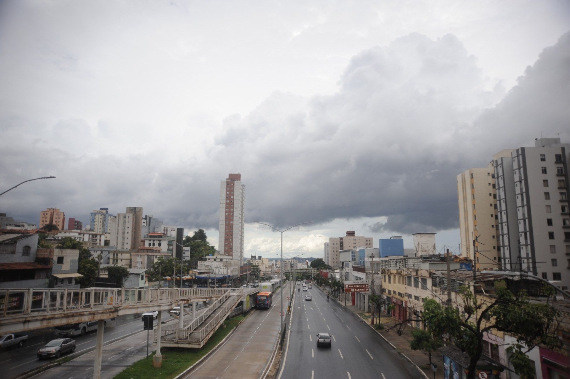 Chuva em BH na tarde deste sábado (3/1)-Alexandre Guzanshe/EM/DA Press
