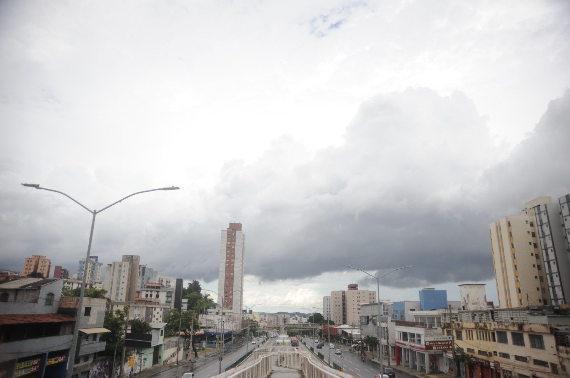 Chuva em BH na tarde deste sábado (3/1)-Alexandre Guzanshe/EM/DA Press