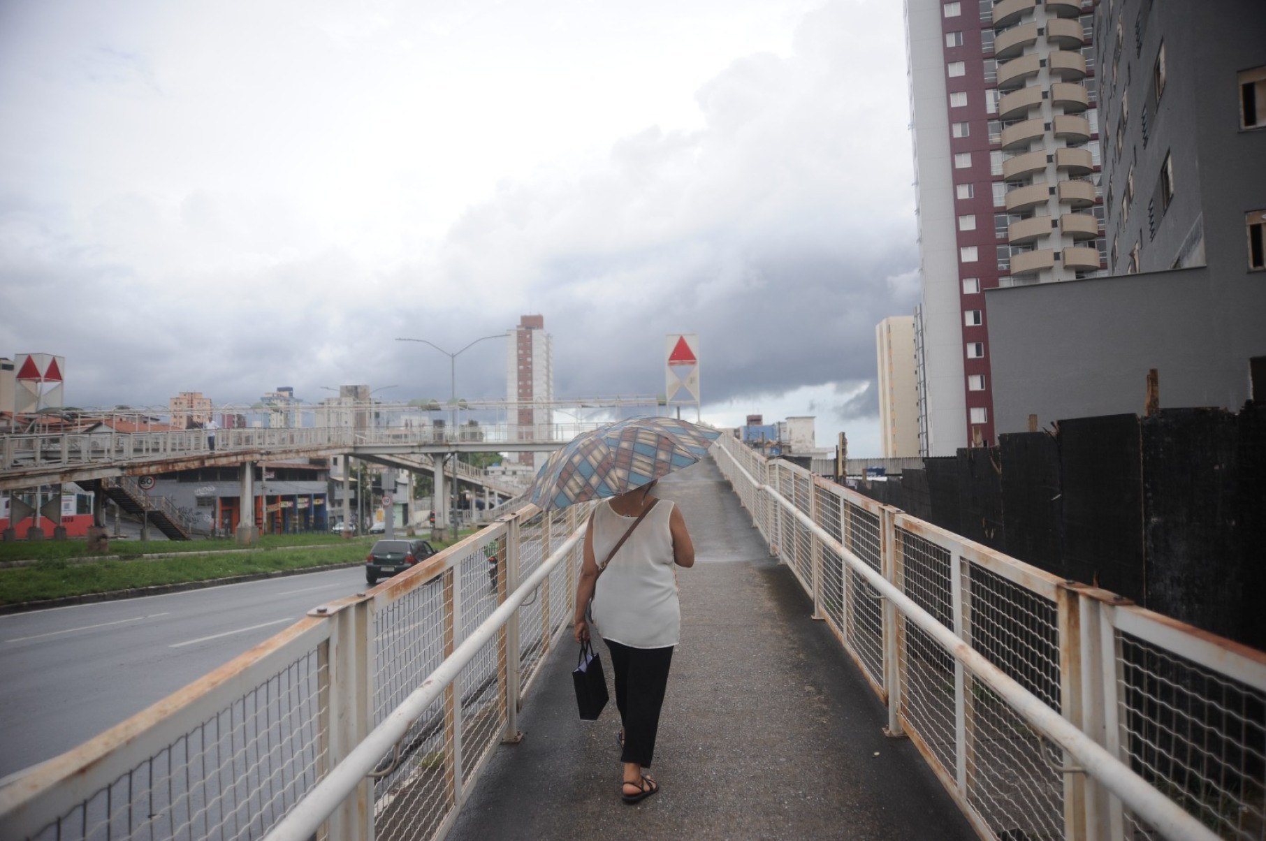 Chuva em BH na tarde deste sábado (3/1)-Alexandre Guzanshe/EM/DA Press