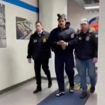 Maduro passa sua primeira noite em prisão nos EUA, que afirma ter assumido o controle da Venezuela