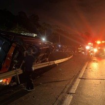 Ônibus de viagem com 41 pessoas tomba na BR-381, no Sul de Minas