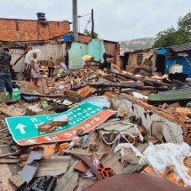 Carreta perde controle e destrói barracos no Anel Rodoviário, em BH - Jair Amaral/EM/D.A.Press