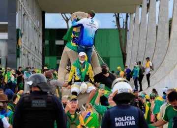 Manifesta&ccedil;&otilde;es antidemocr&aacute;ticas de 8 de janeiro de 2023, em Bras&iacute;lia, foram fruto do "golpe em ger&uacute;ndio", articulado h&aacute; meses, afirma Eug&ecirc;nio Bucci

 -  (crédito: AFP &ndash; 8/1/23)