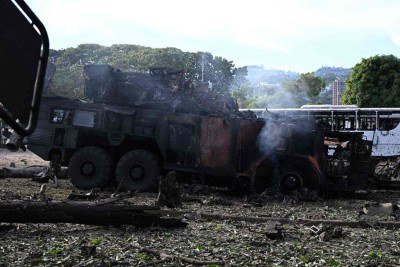 Veículo interceptor de mísseis é visto queimado na base aérea de La Carlota, em Caracas -  (crédito: Federico Parra/AFP)