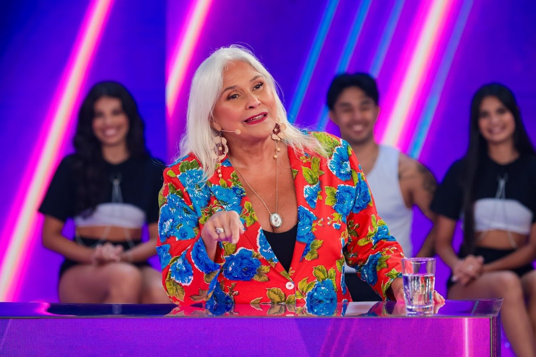 Faf&aacute; de Bel&eacute;m, vestindo blusa multicolorida, participa do Jogo das tr&ecirc;s pistas, no Programa Silvio Santos com Patricia Abravanel