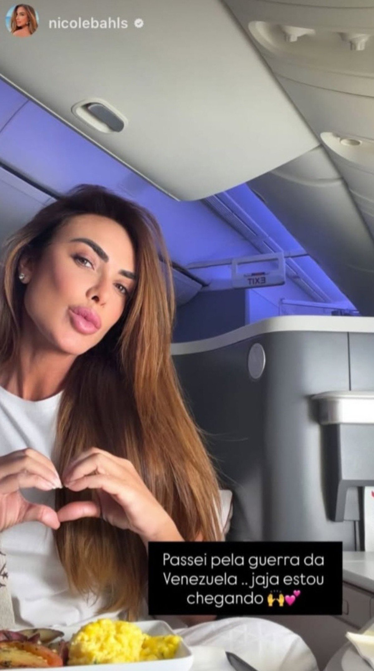 A influenciadora Nicole Bahls fazendo lanche dentro de um avi&atilde;o