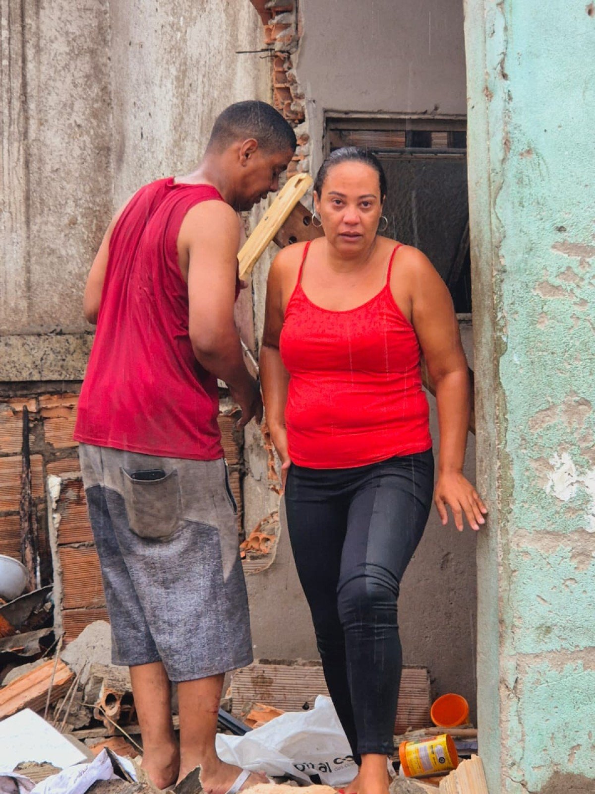Wanderson Soares Leit&atilde;o em meio as chuvas recolhendo objetos &uacute;teis que sobrou da casa