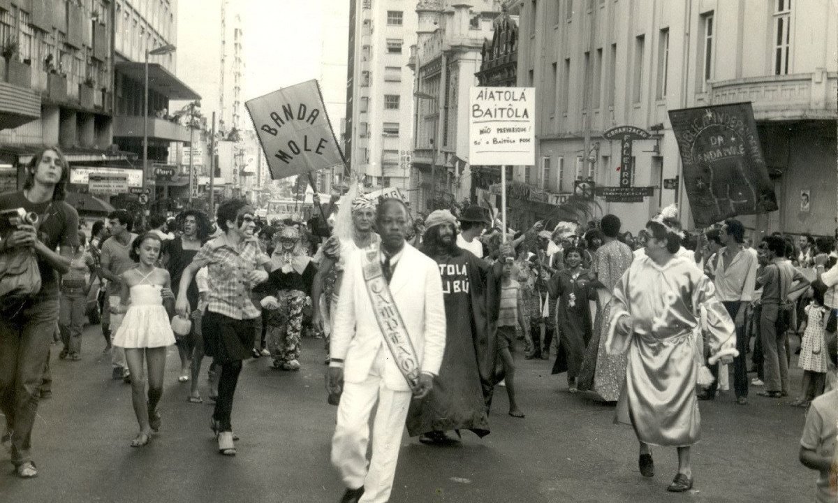 Desfile da Banda Mole em 1979: foto mostra grupo fantasiado no Carnaval, subindo a Rua da Bahia, no Centro de Belo Horizonte.