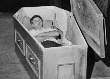 A possibilidade de ser enterrado vivo aterrorizou muitas pessoas por séculos, como o primeiro presidente americano George Washington (1732-1799), o escritor Hans Christian Andersen (1805-1875) e o compositor Frédéric Chopin (1810-1849). Na foto, o quadro <em>O Enterro Prematuro</em>, do artista belga Antoine Wiertz (1806-1865). -  (crédito: Getty Images)