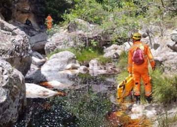 Populares retiraram a vítima da água e tentaram realizar manobras de reanimação, mas o banhista morreu no local -  (crédito: CBMMG/Divulgação)