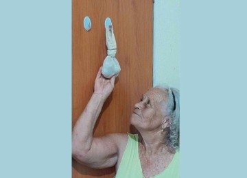 Dirse Maria mostra como fazer a simpatia da romã, que é colocada em um pé de meia e pendurada atrás da porta do quarto -  (crédito: Gustavo Werneck/EM/DA Press)