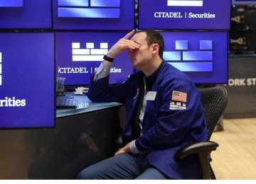 Operador cansado trabalha no pregão da Bolsa de Valores de Nova York -  (crédito: Angela Weiss/AFP)