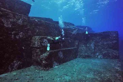 Uma misteriosa estrutura de pedra submersa, localizada perto das Ilhas Ryukyu, no Japão, intriga cientistas desde sua descoberta em 1986. -  (crédito: Reprodução/Video/YouTube/History Channel)