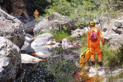 Populares retiraram a vítima da água e tentaram realizar manobras de reanimação, mas o banhista morreu no local -  (crédito: CBMMG/Divulgação)