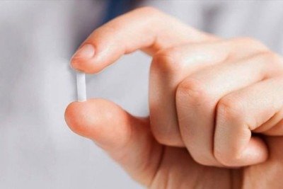 Esses dispositivos, conhecidos como chips ou pellets, são uma forma reconhecida de administração de medicamentos, como no caso de implantes anticoncepcionais.  -  (crédito: Divulgação )