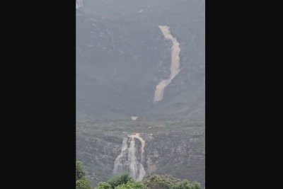 Devidos &agrave;s chuvas, v&aacute;rias quedas d&aacute;gua surgiram nas montanhas que rodeiam o povoado de Lapinha da Serra  -  (crédito: Leandro Couri/EM/D.A.Press)
