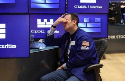 Operador cansado trabalha no pregão da Bolsa de Valores de Nova York -  (crédito: Angela Weiss/AFP)