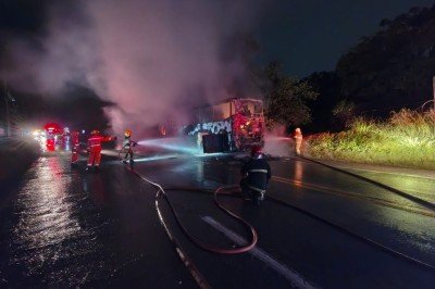 Acidente aconteceu na BR-381, em Sabar&aacute; (MG), na noite desse domingo (4/1) -  (crédito: Corpo de Bombeiros/Reprodu&ccedil;&atilde;o)