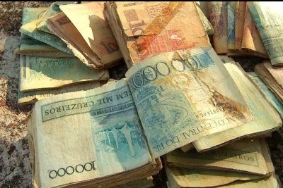 Dois irmãos que vivem na cidade de Araguaína, no norte do Tocantins, descobriram  32 milhões guardados numa mala que pertencia ao pai deles.  Seria uma fortuna, não fosse um porém: o dinheiro é do século passado. -  (crédito: Reprodução TV  Anhanguera)
