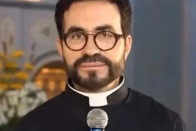O polêmico episódio que resultou na demissão de um funcionário de cafeteria após queixa do Padre Fábio de Mello foi parar no Vaticano. É que um bispo de Santa Catarina levou o caso para avaliação da Congregação para a Doutrina da Fé. O FLIPAR mostrou e republica para quem não viu.  -  (crédito: Reprodução Instagram )