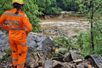 A vítima foi empurrada e desapareceu no curso d’água na noite da última sexta-feira (2/1) -  (crédito: Divulgação CBMMG)