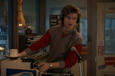 Conhecido por viver Steve em Stranger Things, Joe Keery superou Taylor Swift e lidera o Top 50 mundial do Spotify com 'End of Beginning' -  (crédito: Netflix/Divulgação )