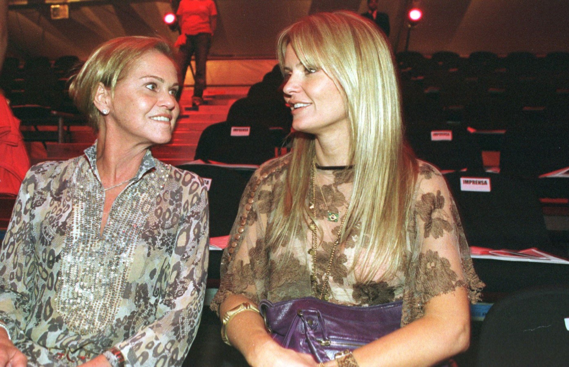 Sheila dos Mares Guia conversa com a filha Erika. Elas est&atilde;o sentadas, lado a lado, no evento Minas Cult, em BH