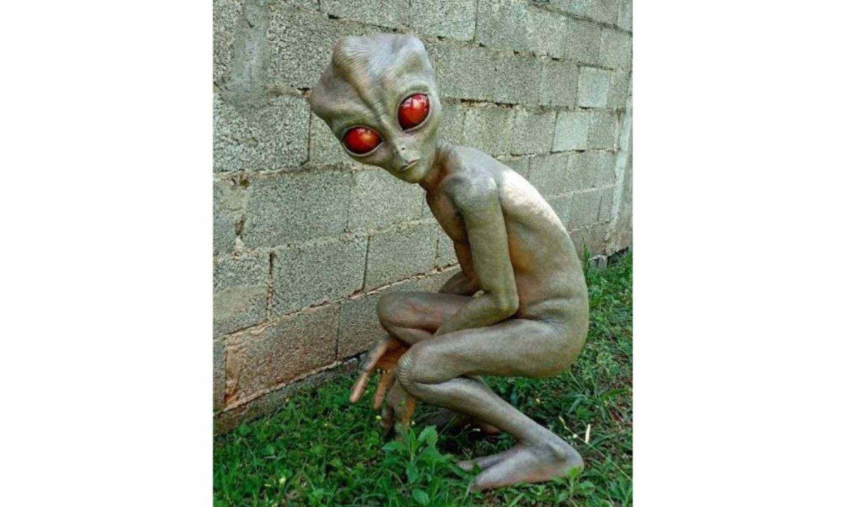 Escultura mostra criatura avistada por Liliane e Valqu&iacute;ria Silva e K&aacute;tia de Andrade Xavier em janeiro de 1996