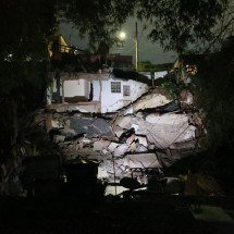 Casa desaba em BH, e escombros ameaçam imóveis vizinhos - Marcos Vieira/EM/D.A.Press