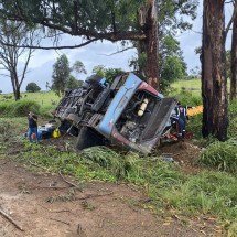 MG: Capotamento de ônibus de turismo deixa mortos e fecha BR-365 - Divulgação/Corpo de Bombeiros