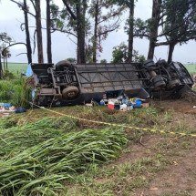 BR-365: ônibus que capotou em Patos de Minas substituía outro com problemas - Divulgação/Corpo de Bombeiros