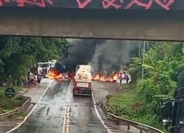 Rodovia está fechada na altura de Nova Era -  (crédito: Reprodução/Redes sociais)