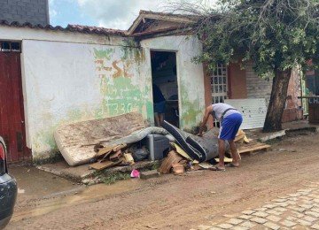 População sofre com os prejuizos causados pelos temporais em Almenara -  (crédito: Willian Fróis/divulgaçao)