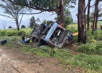 Ônibus derrapou e capotou às margens da rodovia -  (crédito: Divulgação/Corpo de Bombeiros)