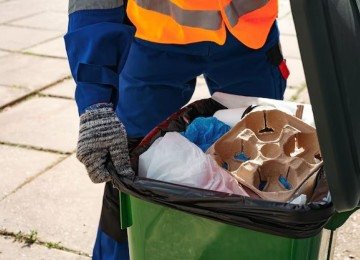 Após um acidente de trabalho em que o servidor, que desempenhava atividades de coleta de lixo sem o devido treinamento e equipamento adequado, sofreu lesão  -  (crédito: Reprodução/Freepik)