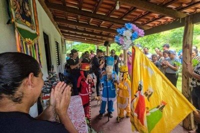 Grupos de Folia de Reis, com seus trajes vibrantes e estandartes, mant&ecirc;m viva a tradi&ccedil;&atilde;o e a f&eacute; mineira. -  (crédito: Leandro Couri/EM/D.A Press)