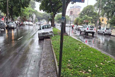 Mercedes abalroada por ônibus derrubou placa de sinalização e foi parar em cima do canteiro central da Avenida Brasil -  (crédito: Ivan Drummond/EM/D. A. Press)
