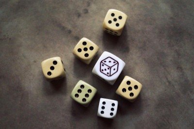 Não importa sua idade, querido leitor, mas é bastante provável que você já tenha jogado algum jogo com dados, certo? Afinal, eles são instrumentos simples, mas poderosos, desempenhando papel crucial em muitas culturas ao longo da história, incluindo a dos brasileiros. - 