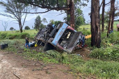 Ônibus derrapou e capotou às margens da rodovia -  (crédito: Divulgação/Corpo de Bombeiros)