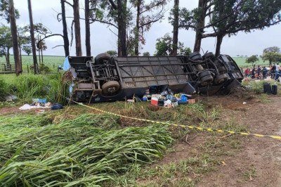 O ônibus de viagem derrapou na pista molhada e capotou às margens da rodovia -  (crédito: Divulgação/Corpo de Bombeiros)
