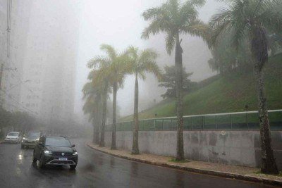Clima 'invernal' em Nova Lima: segundo especialista, nebulosidade provocada pela ZCAS dificulta a passagem de radiação solar, o que leva à queda da temperatura e a mais umidade -  (crédito:  Túlio Santos/EM/D.A Press)