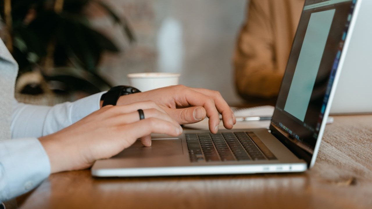 5 documentos que você já pode emitir ou renovar pela internet - MART PRODUCTION/ Pexels