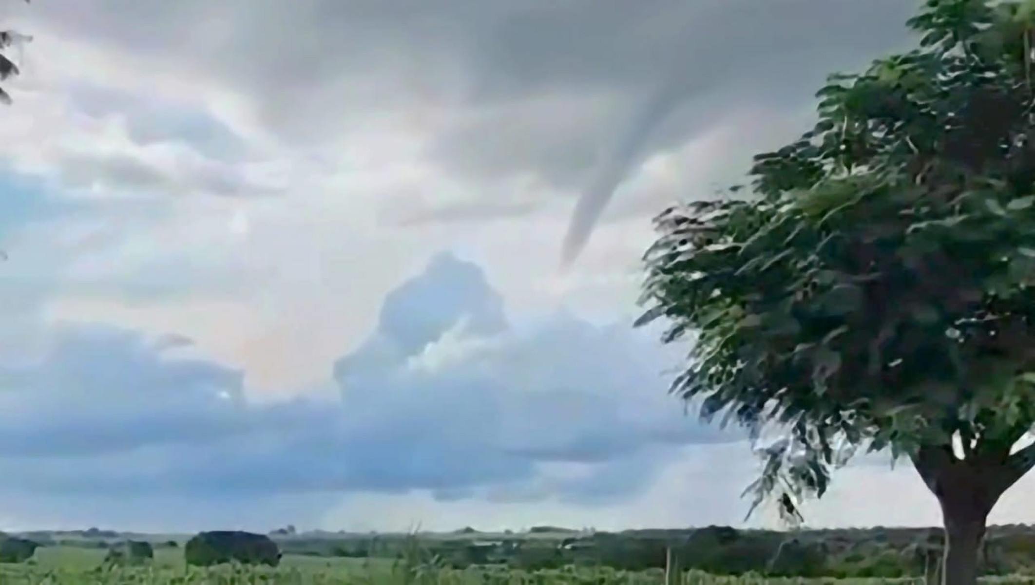 Falso tornado: Vídeos mostram nuvem-funil vista em Araguari -  (crédito: ReproduÃ§Ã£o/redes sociais)
