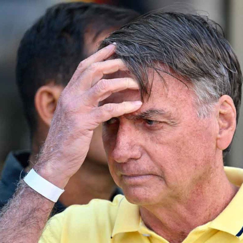 Bolsonaro tem boa evolução após cirurgia e seguirá internado, diz boletim médico
