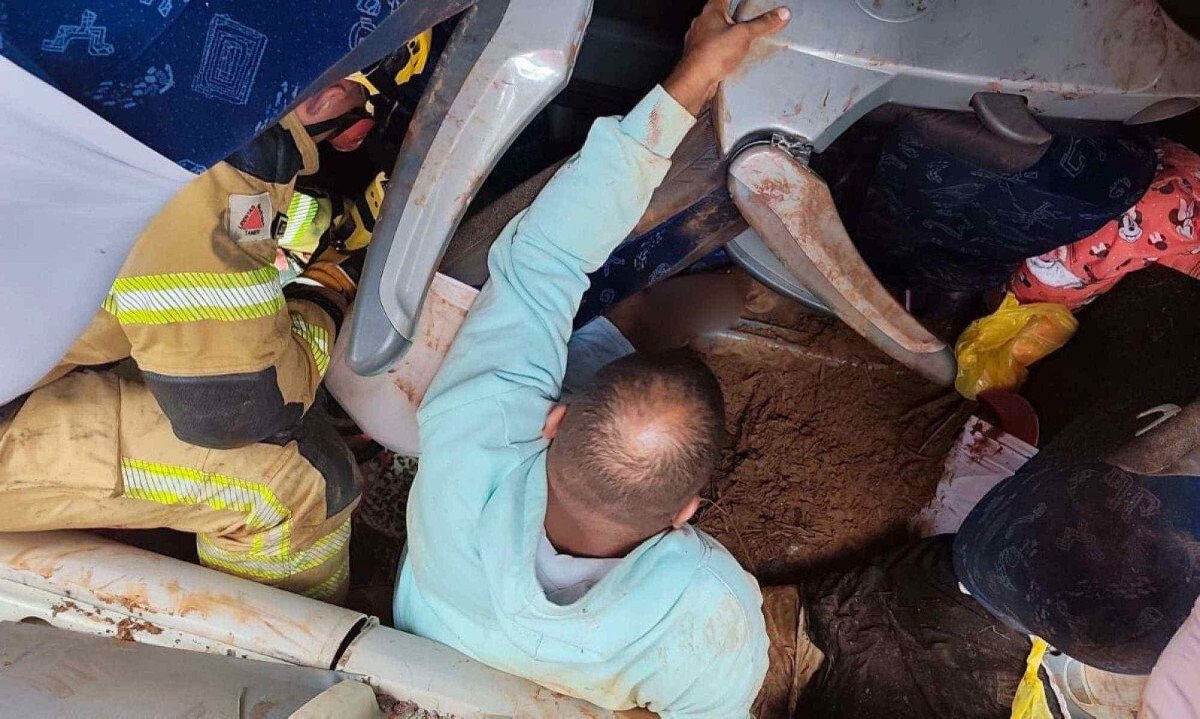 Muitas das v&iacute;timas ficaram presas entre poltronas do &ocirc;nibus de viagem