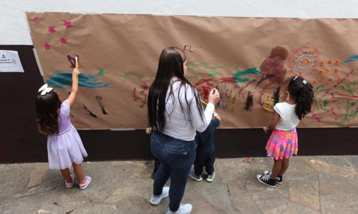 Durante todo o mês, o espaço vira um grande ateliê interativo com muita diversão, arte e brincadeiras para as crianças e toda a família-Edésio Ferreira/EM/D.A. Press
