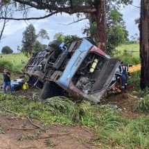 Motorista do ônibus que tombou e matou seis não tinha licença especializada - Divulgação/Corpo de Bombeiros