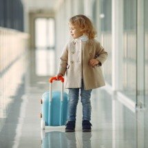 Nas viagens nacionais, menores de 16 anos necessitam de autorização sempre que viajarem desacompanhados 

 -  (crédito: prostooleh/Freepik)