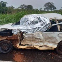 Batida de frente de carro e carreta na BR-365 deixa um morto - PRF/Divulgação