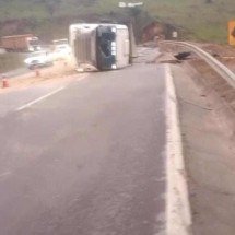 BR-381: carreta tomba, carga cai em ribanceira e causa lentidão no trânsito - Reprodução/Redes sociais